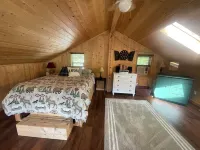 Charming & Rustic Lakeside Cabin: Mt. Rainier, Fall Hikes, Large Covered Deck