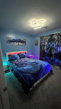 Cozy house close to the airportA safe area located in telegraph  close 94 fwy