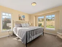 Bright Water Sunrise Home at Wapato Point Resort 5-bed Close to Sandy Beach/Pool Hotels in Manson