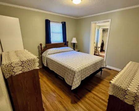 Southern Charm Retreat! WiFi, Grill, Downtown Burnsville! Walk to everything!