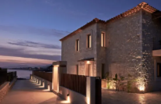 Beachfront Alassa Villas with Private Pools Hotel a 