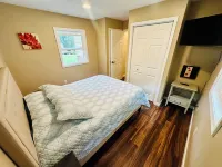Charming 2-bedroom cottage with Lake Access to School Section Lake