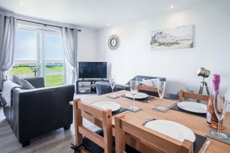 Beach View - 2 Bed Apartment - Llanelli Отели в г. Лланелли