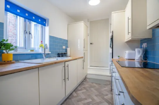 Cozy 3 Bed Apartment - Parking- by Holiday Homes