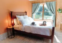 Central yet quiet Log Cabin on 4 acres with laundry, kitchen, bathroom and sauna
