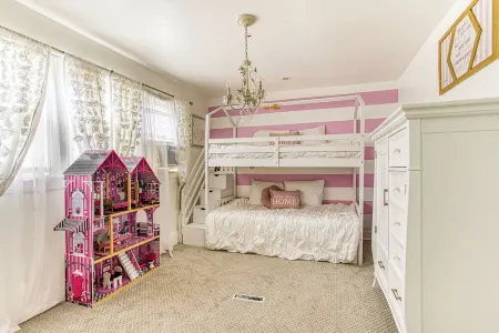 Charming 3-Bedroom Retreat, Off Street Parking, and WiFI