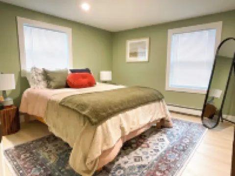 NEW Quaint 2 bedroom near Newfound lake, hiking, skiing, hot tub & star gazing!