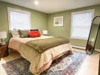 NEW Quaint 2 bedroom near Newfound lake, hiking, skiing, hot tub & star gazing!