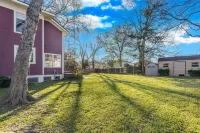 Spacious 4-bedroom house in enjoyable Shreveport with WiFi, AC