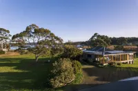 The Jetty House Cottage - a Cabin by the sea
