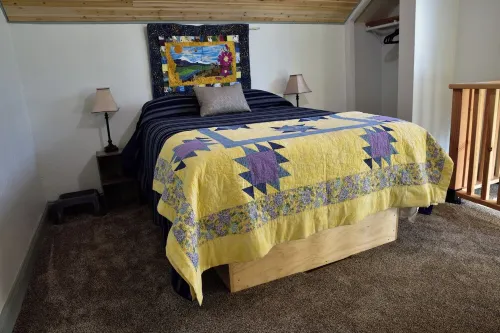 Mill town location by the river w/hot tub