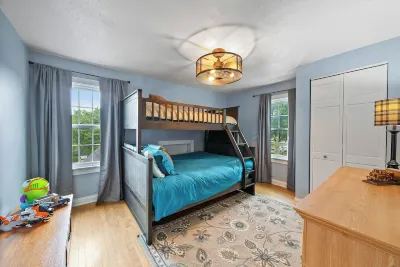 Cozy Corner Cottage- 2 blocks to Lake Michigan. Walk to Deland Park and Beach! Hotels near ALDI