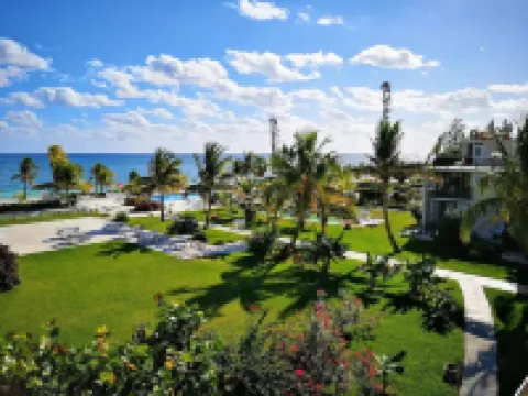 NEW Stunning Ground Floor Beachfront Studio in Coral Beach,  Grand Bahamas