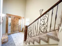 Sandy Pool House, Bar, Hot Tub and Gym, Sleeps 11!