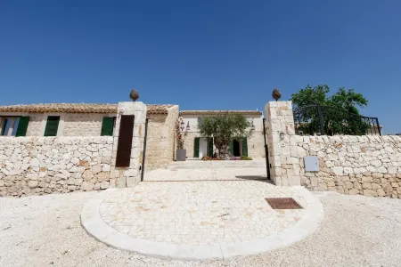 Poggio Leano Boutique Hotel Отели в г. Donnalucata