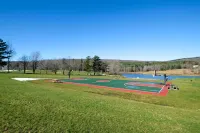 Spacious Catskill Mountains ski cabin with fire pit