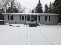 Waterfront, Snowmobile trials nearby, close to town Kawartha Settlers' Village附近的飯店
