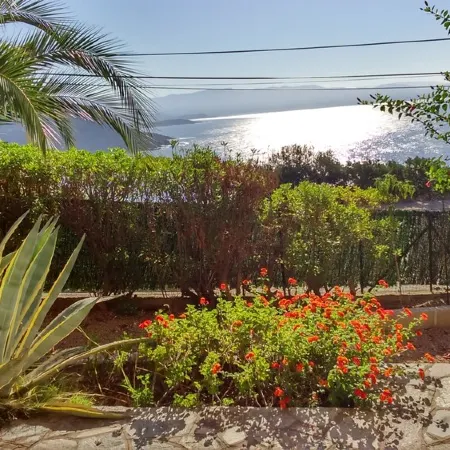 Nice studio, spacious, air-conditioned, near village, sea view in small residence.