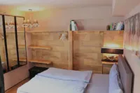 Chalet Ambience with Large Garden | 15 Min Munich City | 10 Min Oktoberfest Hotels in Grafelfing