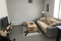 Near Bordeaux center: town house + parking space Hotels near Le Rocher de Palmer