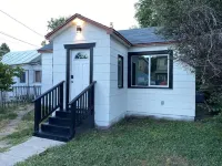 Heart of Downtown - Cottage Home - 10 min walk to the beach - Pet Friendly