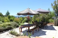 Large Country Home with Views - Spa Pool, Swimming Pool, Firepit, Games Room 酒店