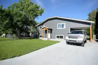 Modern 4-Bedroom Close to the Ski Hill