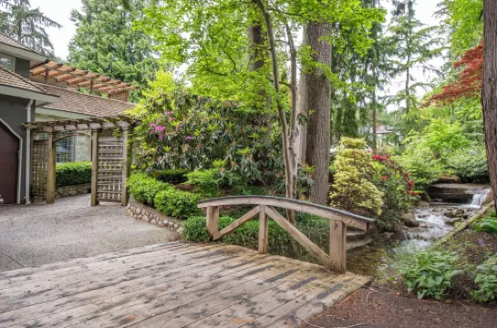 Elegant and Roomy Forest Getaway 北溫哥華住宿飯店