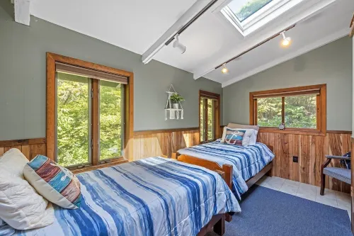 Dog Friendly Lake Winnie Mountain View Getaway