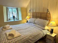 A Thatched Cottage in St Agnes very near the beach, garden, parking for 2 cars.