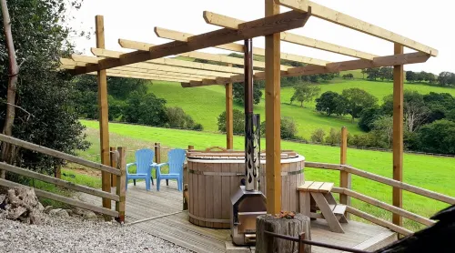 Romantic Stone Cottage with private woodfired hot tub, spa bathroom, yoga deck! Hotels in Saint Asaph