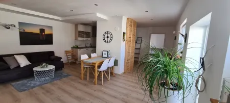 Cozy, newly renovated vacation apartment in the middle of the wine village Отели в г. Нойштадт