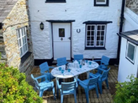 Charming  Listed Thatched Cottage with parking and short walk to sandy beach . Hotels in Crantock