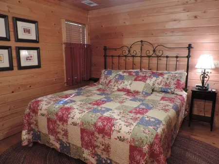 3 Bedrooms, 2 1/2 Baths River Cabin with WiFi, Hot Tub and Fire Pit