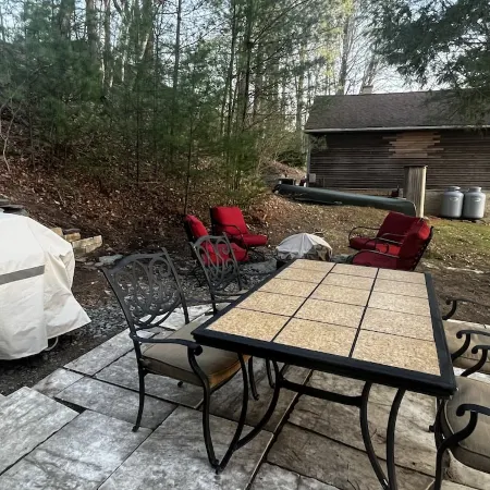 Cottage on east side of Lake Bomoseen, on-site boat slip included 캐슬턴 호텔