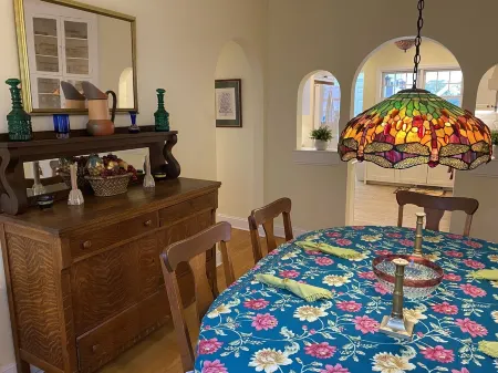 Beautiful 4-Bedroom Home beside Middlebury College