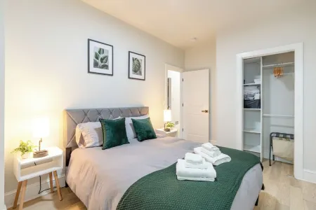 Modern Jersey City Getaway - Art & Family Fun! Отели рядом со станцией Хобокен-Поезд