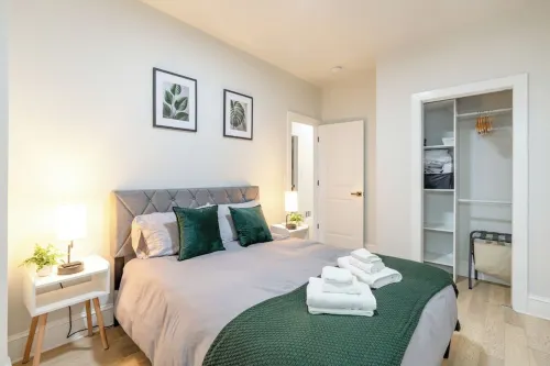 Modern Jersey City Getaway - Art & Family Fun!
