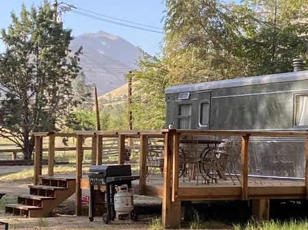 Vintage wood paneled travel trailer on Kernville Ranch with horses and hot tub Отели рядом с достопримечательностью «оз. Изабелла»