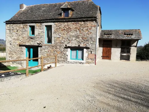 Detached 19th-century farmhouse in the Ségala region of Aveyron Hotels in Pradinas