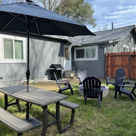Newly renovated home walkable to Downtown/Restaurants/Park Отели в г. Юкайа