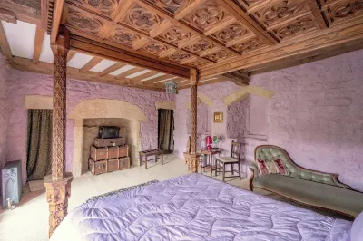 Groups Welcome, large historic manor next to ancient castle and pub in Wales! Hotels in 