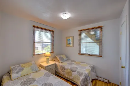 Semi-Oceanfront Beach Cottage II. Access across street to shops and restaurants