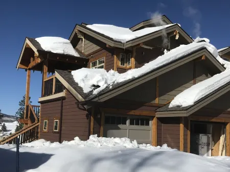 Gorgeous luxury top floor condo! Stunning Mountain Views! Private decks! Garage