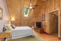 Asheville Mtn. Retreat Cabin with Hot Tub near BRP