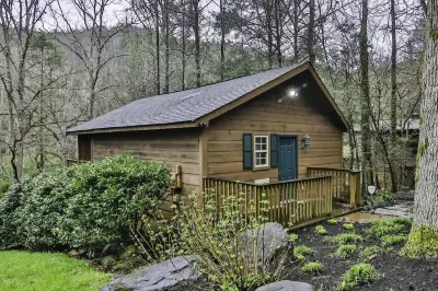 Intimate Cozy Cabin Escape RH Hotel dekat Blowing Cave Mill