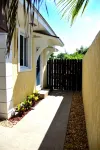 Beautiful 1 Bed 1 Bath Apartment with pool and with walking distance to beach Hotel a 