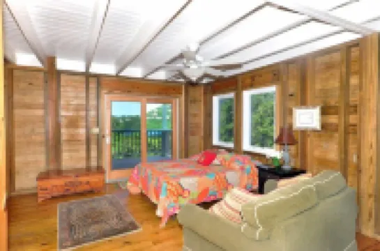Fish Tales a Caribbean Cottage style home with a Pool, walk to Reef Bay Beach のホテル