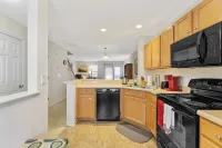 Spacious 2 bedrooms townhouse by the Greenway/ Pool access