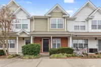 Spacious 2 bedrooms townhouse by the Greenway/ Pool access